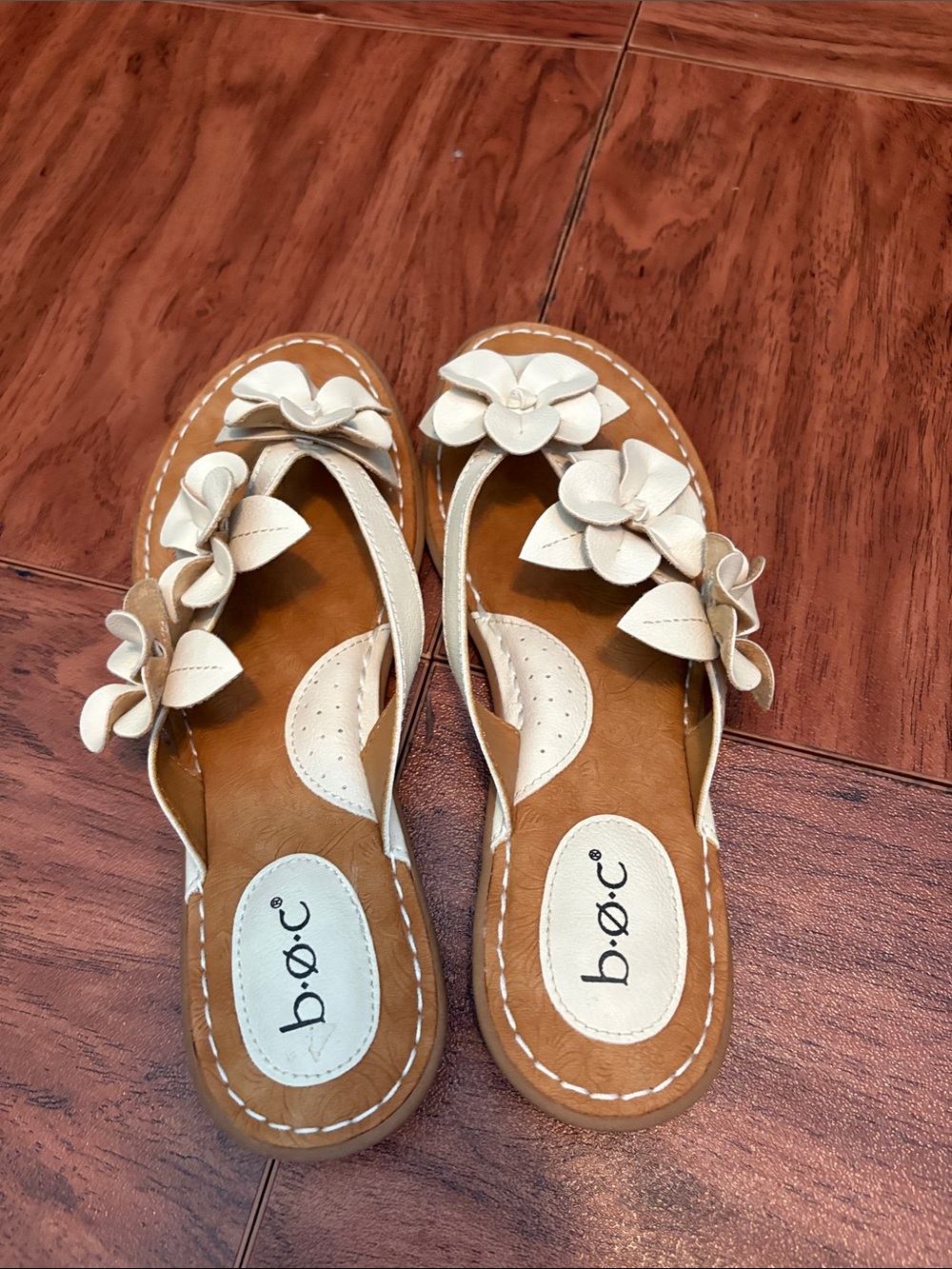 b.o.c. Women's Cream Floral Leather Slide Sandals